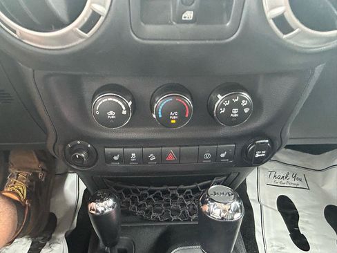 Used 2018 Jeep Wrangler Unlimited Sahara w/ Dual Top Group AWD/4WD image 23