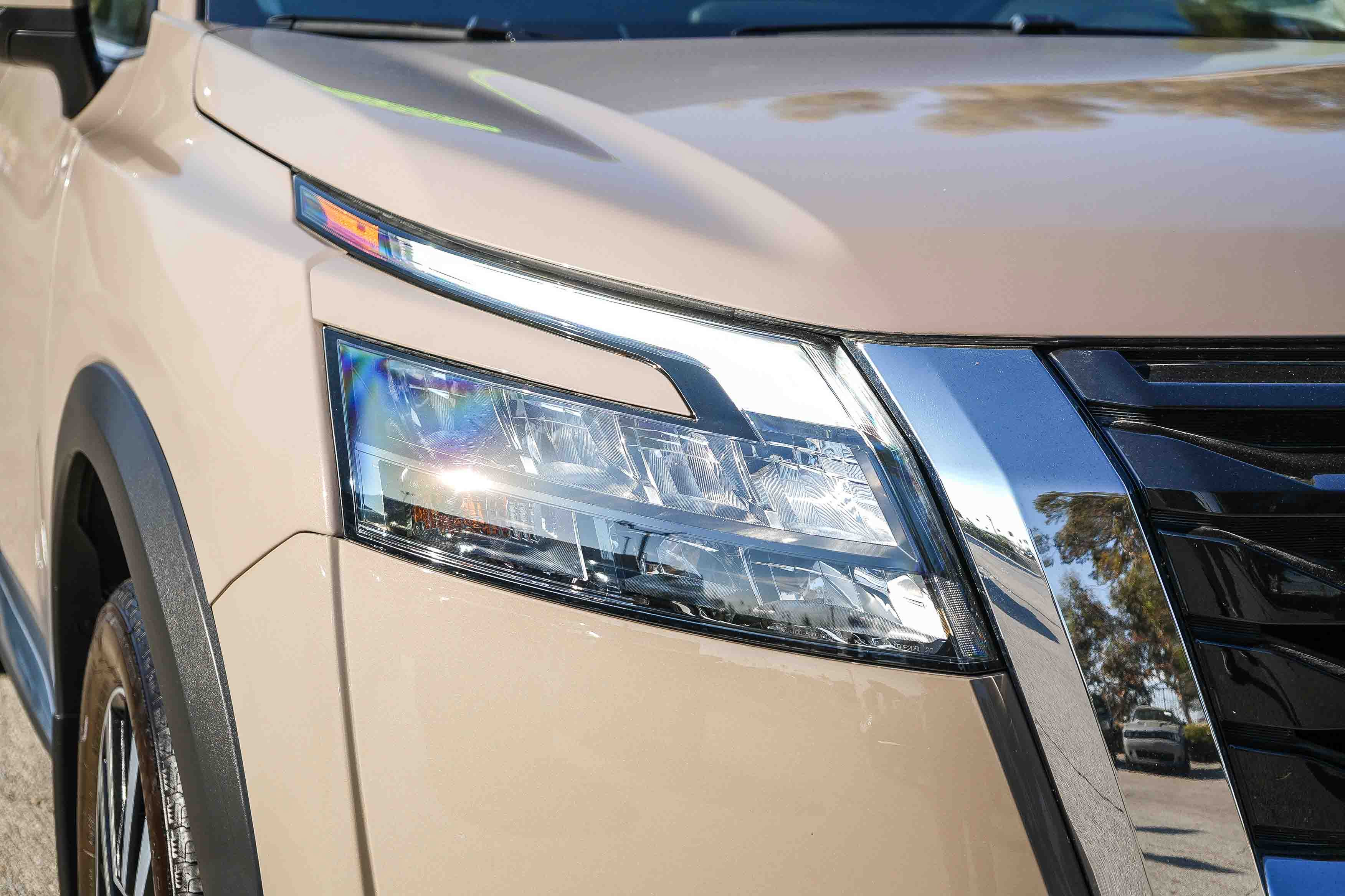 Used 2025 Nissan Pathfinder Platinum FWD image 4