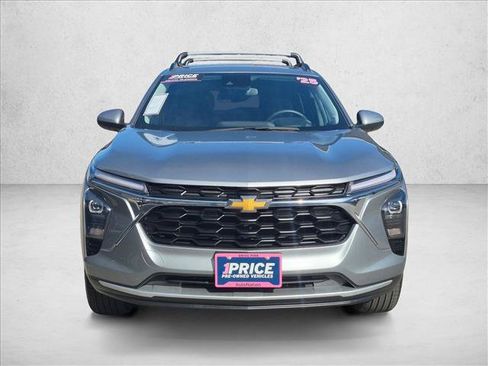 Used 2025 Chevrolet Trax LT w/ Driver Confidence Package FWD image 2