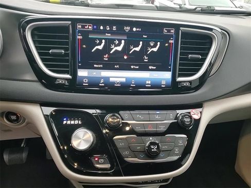 Used 2024 Chrysler Pacifica Touring-L image 18