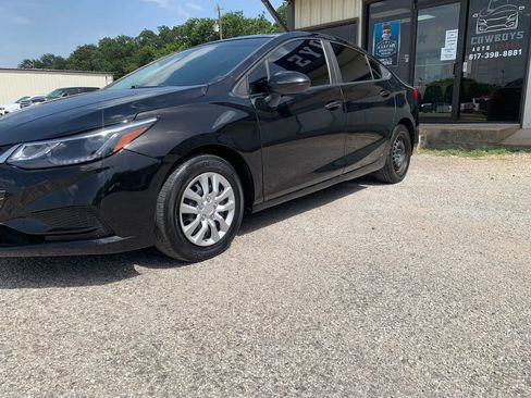 Used 2017 Chevrolet Cruze LS FWD image 4