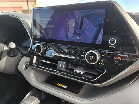 Used 2023 Toyota Highlander Limited image 16