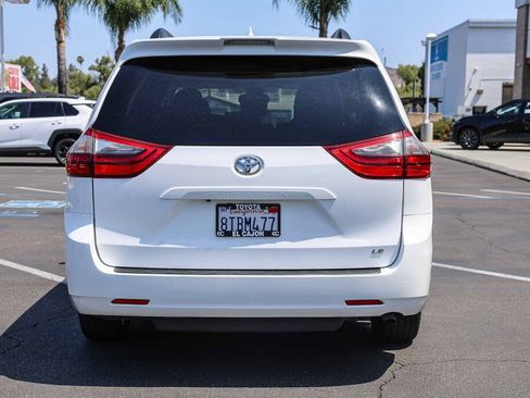 Used 2020 Toyota Sienna LE w/ Carpet Mat Package FWD image 23