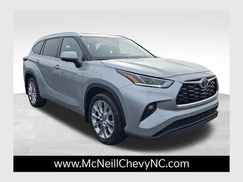 Used 2023 Toyota Highlander L image 1