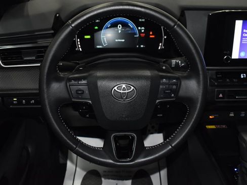 Used 2025 Toyota Camry SE image 16