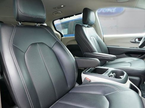 Used 2023 Chrysler Pacifica Touring-L FWD image 22