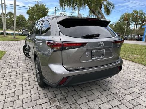 Used 2025 Toyota Highlander XLE FWD image 12