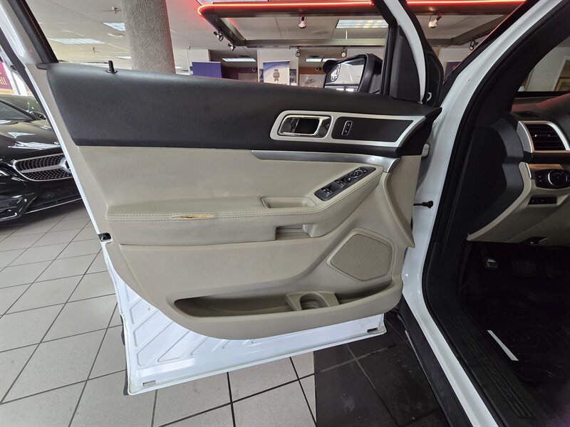 Used 2015 Ford Explorer XLT w/ Equipment Group 202B AWD/4WD image 7