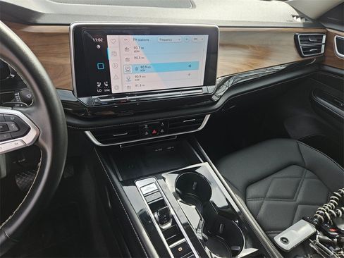 Used 2025 Volkswagen Atlas SE image 20