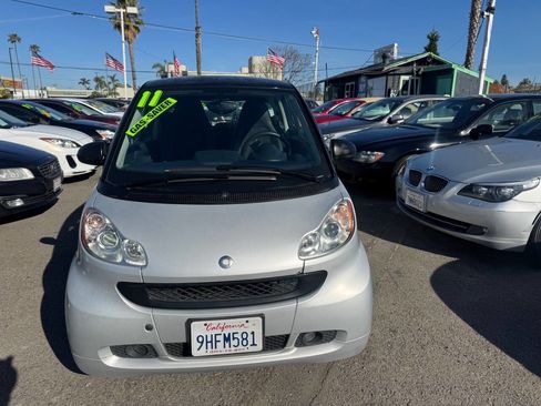 Used 2011 smart fortwo pure RWD image 4