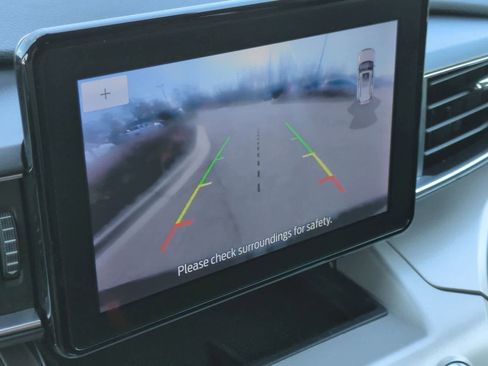 Used 2023 Ford Explorer XLT w/ Equipment Group 202A AWD/4WD image 31