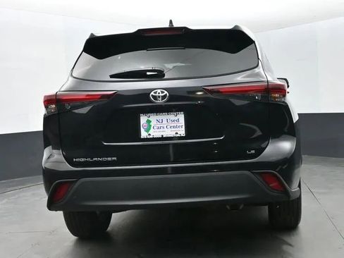 Used 2025 Toyota Highlander LE image 8