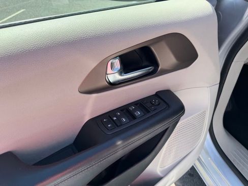 Used 2023 Chrysler Voyager LX image 14