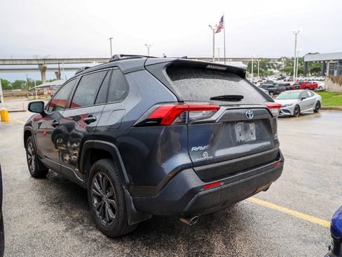 Used 2022 Toyota RAV4 XLE Premium AWD/4WD image 9