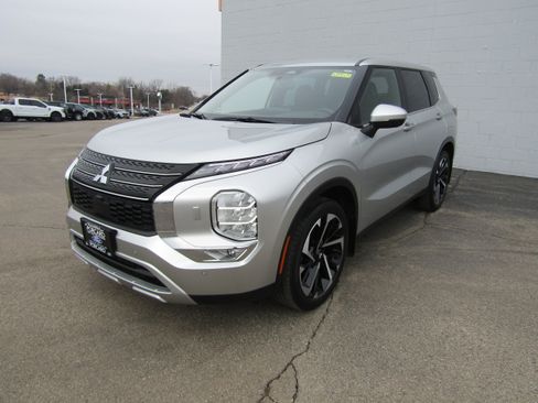 Used 2023 Mitsubishi Outlander SE image 1