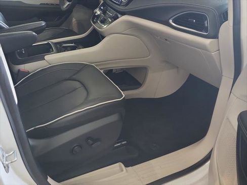 Used 2023 Chrysler Pacifica Limited FWD image 19