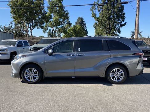 Used 2026 Toyota Sienna Limited FWD image 2