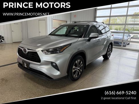Used 2022 Toyota Highlander XLE AWD/4WD image 1