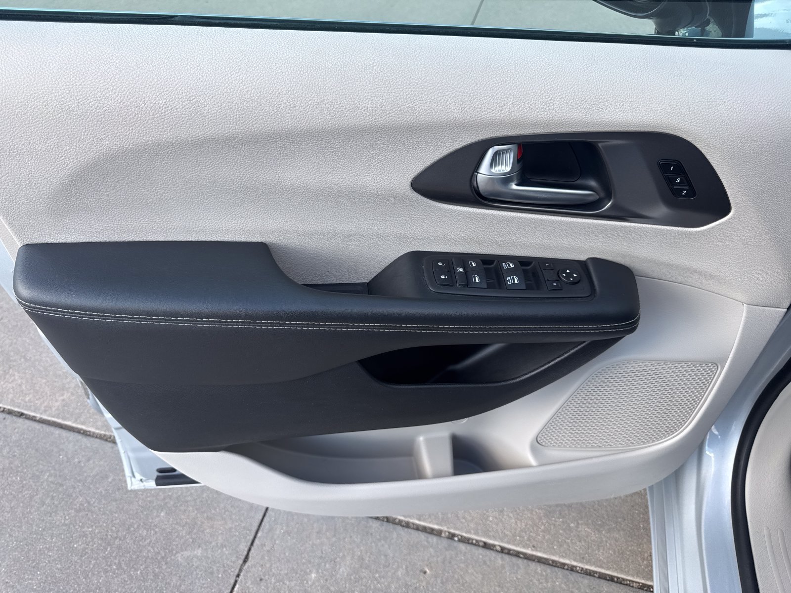 Used 2024 Chrysler Pacifica Touring-L FWD image 21