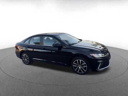 Used 2025 Volkswagen Jetta SE image 2