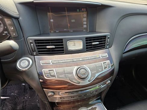 Used 2017 INFINITI Q70 L 3.7 w/ Deluxe Touring Package RWD image 25