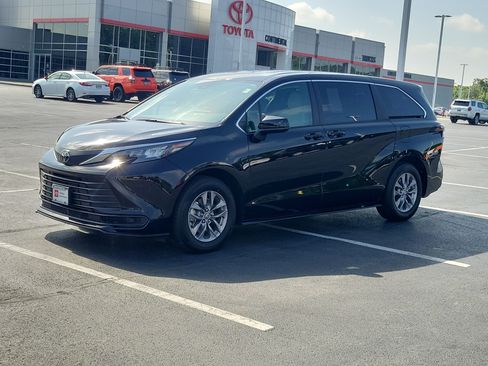 Certified 2026 Toyota Sienna LE FWD image 3