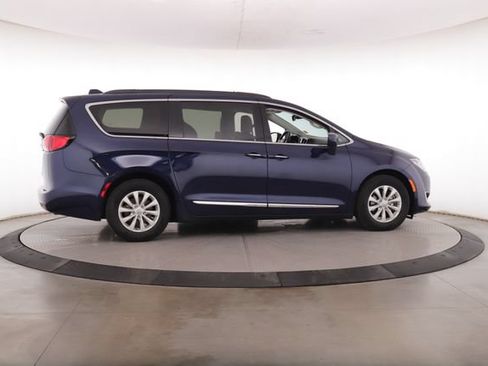 Used 2017 Chrysler Pacifica Touring-L FWD image 6