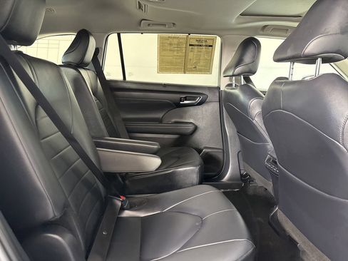 Used 2025 Toyota Highlander XLE AWD/4WD image 32