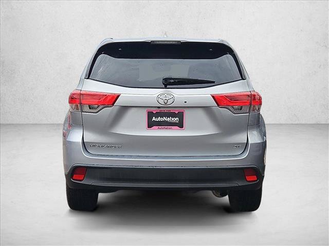 Used 2017 Toyota Highlander SE FWD image 6