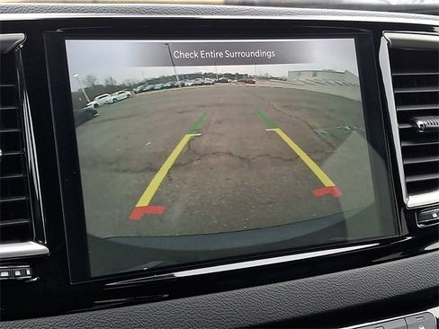 Used 2025 Chrysler Pacifica Select image 17