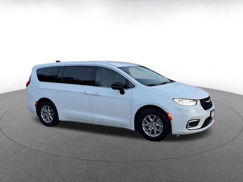 Used 2025 Chrysler Pacifica Select image 2