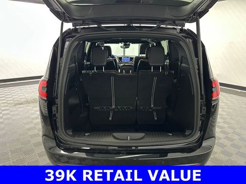 Used 2025 Chrysler Pacifica Limited image 21
