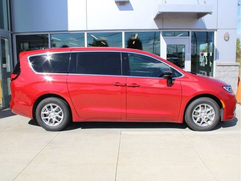 New 2026 Chrysler Pacifica Select image 3