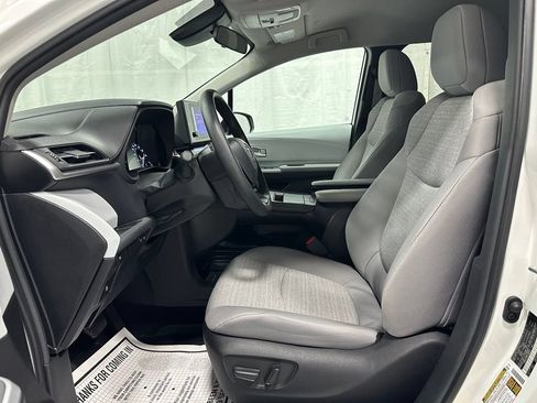 Used 2025 Toyota Sienna LE FWD image 14