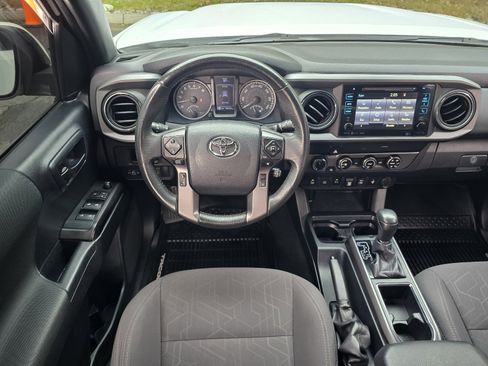 Used 2019 Toyota Tacoma TRD Off-Road w/ Technology Package image 16