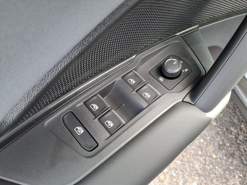 New 2025 Volkswagen Tiguan SE image 9