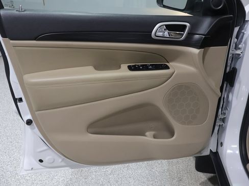 Used 2020 Jeep Grand Cherokee Laredo AWD/4WD image 13