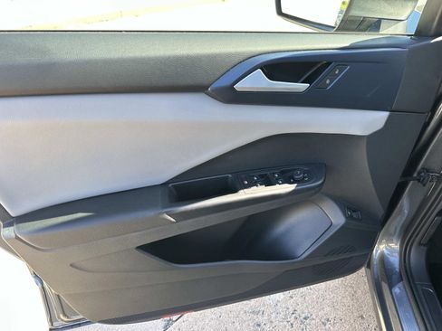 Certified 2023 Volkswagen Taos SE w/ Panoramic Sunroof Package image 9