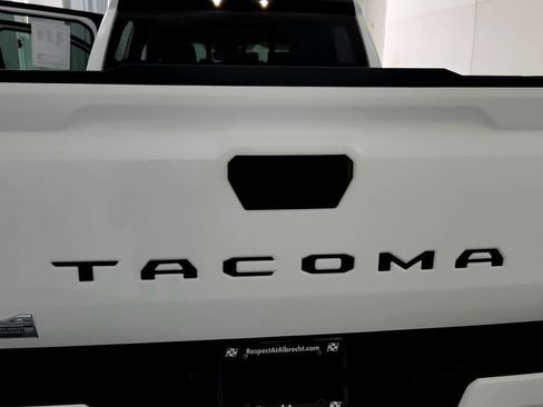 Used 2025 Toyota Tacoma SR5 AWD/4WD image 21