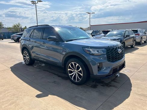 Used 2025 Ford Explorer ST-Line AWD/4WD image 4