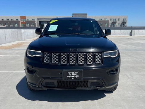 Used 2022 Jeep Grand Cherokee Laredo X AWD/4WD image 3