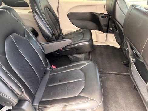 Used 2023 Chrysler Pacifica Touring-L FWD image 29