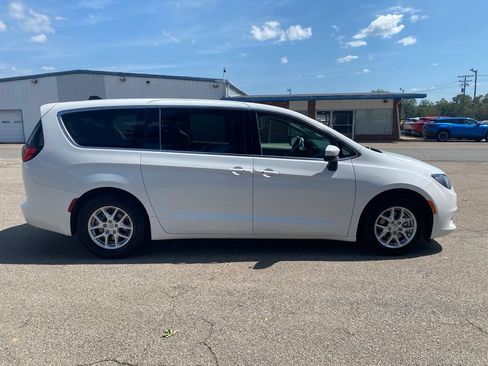 Used 2023 Chrysler Voyager LX FWD image 6