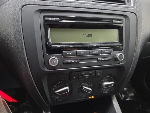 Used 2011 Volkswagen Jetta SE FWD image 19