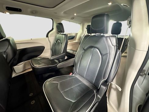 Used 2023 Chrysler Pacifica Limited image 24
