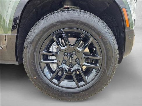 New 2026 Land Rover Defender 110 X-Dynamic SE image 10