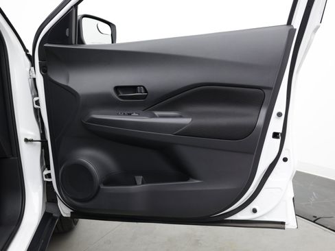 Used 2021 Nissan Kicks S FWD image 33