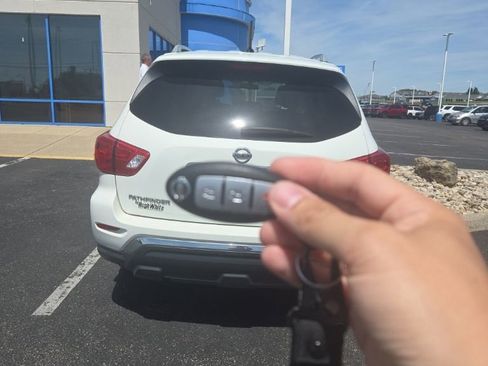 Used 2018 Nissan Pathfinder S AWD/4WD image 12
