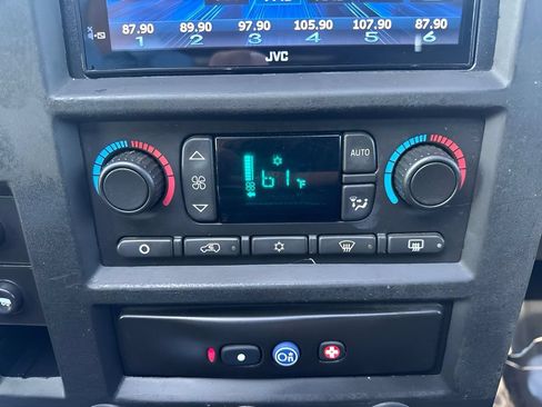 Used 2005 HUMMER H2 SUT w/ Preferred Equipment Group AWD/4WD image 18