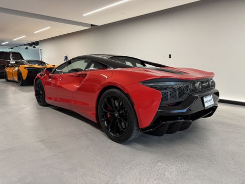 Used 2023 McLaren Artura RWD image 3